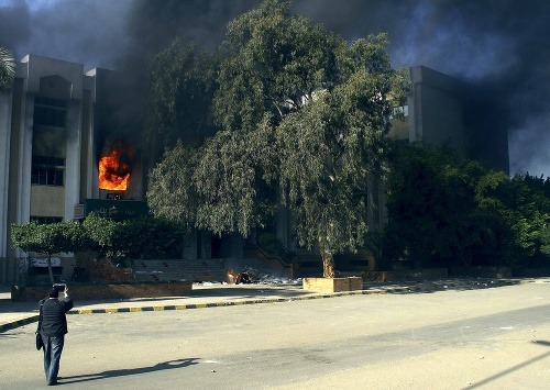 Hasiči takto bojovali s požiarom univerzity
