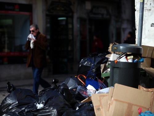 Lisabon sa pre štrajk smetiarov topí v odpadkoch