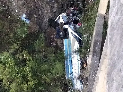 Autobus sa zrútil do 50-metrovej rokliny