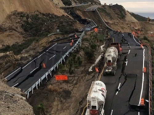 V Mexiku sa zrútila diaľnica