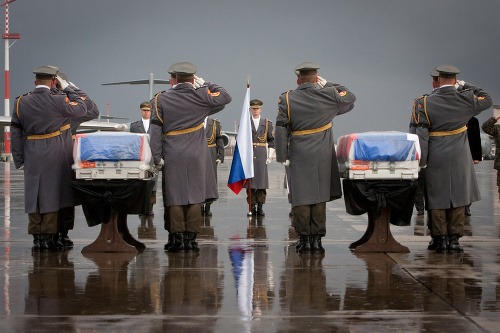 Rozlúčková ceremónia na letisku v nemeckom Ramsteine pred prevozom rakiev s pozostatkami slovenských vojakov