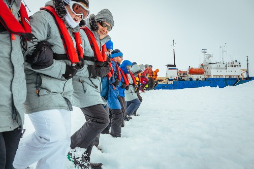 Všetkých 52 pasažierov vedeckej lode už previezli na ľadoborec