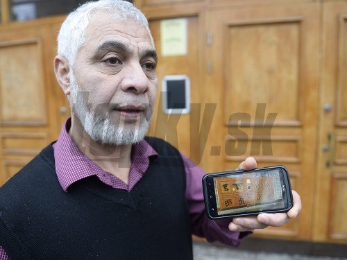 Imam Mamut Kalfi ukazuje fotku posprejovanej mešity