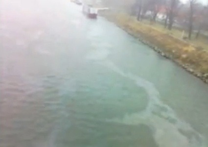 Ropná škvrna na Dunaji okolo druhej hodiny popoludní.