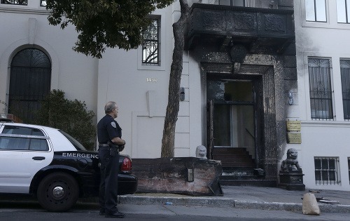 Podpálený vchod do čínskeho konzulátu