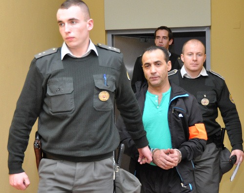 Štefan György (druhý zľava) v sprievode policajtov