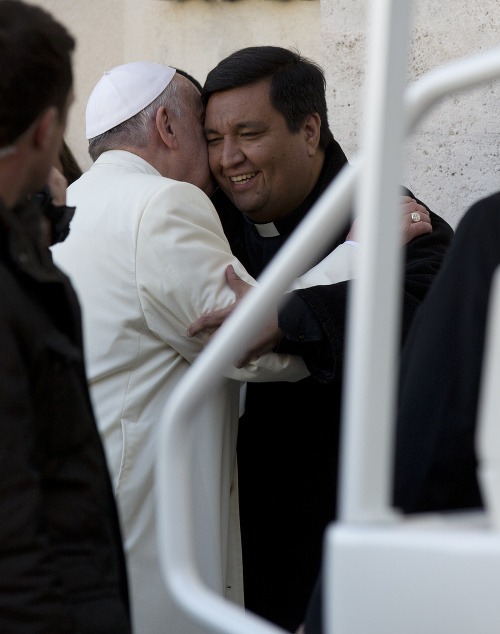 Pápež František s reverendom Fabianom Baezom