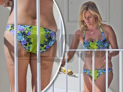 Reese Witherspoon v plavkách predviedla ukážkovú figúru, no zozadu jej vykuklo zopár nedokonalostí.