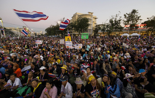 Tisíce demonštrantov blokujú ulice v Bangkoku