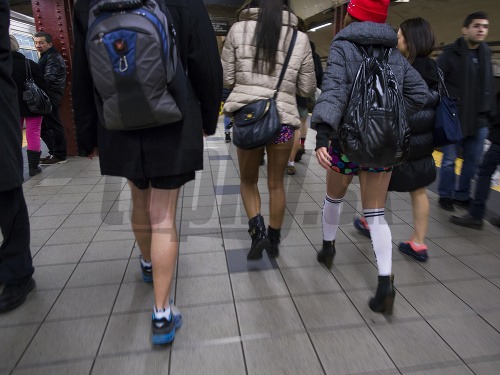 Vo svetových metropolách sa metrom cestovalo bez nohavíc