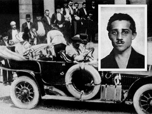 Gavrilo Princip a auto s následníkom trónu a jeho manželkou pár minút pred atentátom.