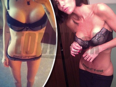 Jasmine Lennard bez hanby vystavuje anorektické telo a spackané prsia po plastike.