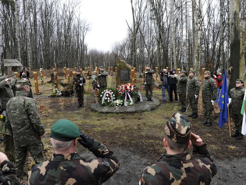 Kladenie vencov pri pamätníku na vrchu Borsó nad obcou Hejce v Maďarsku, kde pred ôsmimi rokmi pri leteckom nešťastí zahynulo 42 príslušníkov Ozbrojených síl SR. 