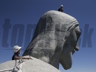 Zamestnanci kontrolujú poškodenú sochu Krista Vykupiteľa, ktorá sa vypína nad brazílskym Riom de Janeiro