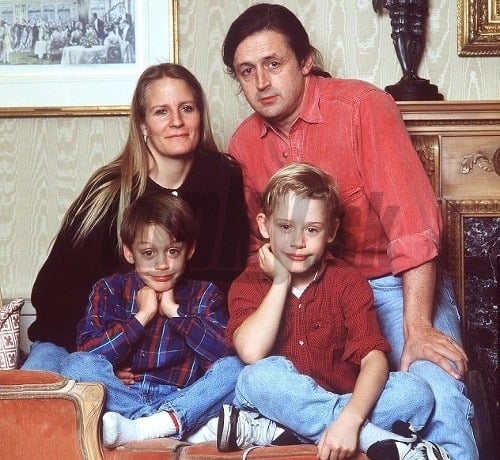 Macaulay Culkin na rodinnej fotografii z roku 1990 s otcom Kitom, mamou Patriciou a bratom Kiernanom