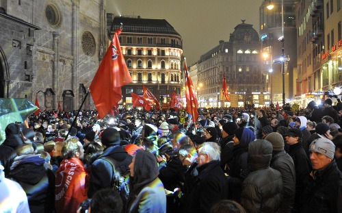 Protest voči plesu FPÖ v centre Viedne prerástol do násilností