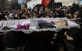Protestujúci nesú truhlu s pozostatkami Michaila Žiznevského (†25)