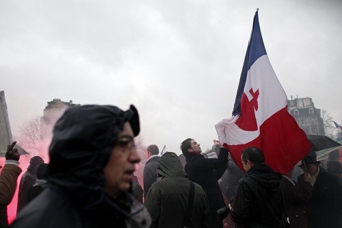 Tisíce ľudí protestovali v Paríži proti prezidentovi Hollandovi