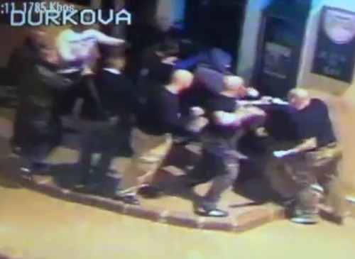Kamerový záber brutálneho incidentu, ktorý sa minulý rok odohral pred jedným z nitrianskych barov.