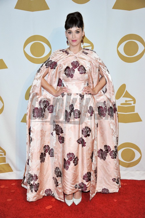 Katy Perry prekvapila šatami, ktoré zanechávali dojem, akoby boli ušité zo závesu.