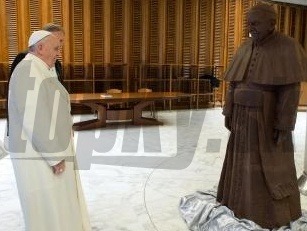 Pápež František a jeho čokoládový dvojník