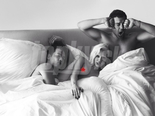 Miley Cyrus na kontroverznom zábere pre magazín W pózovala nahá v posteli s dvomi chlapmi.