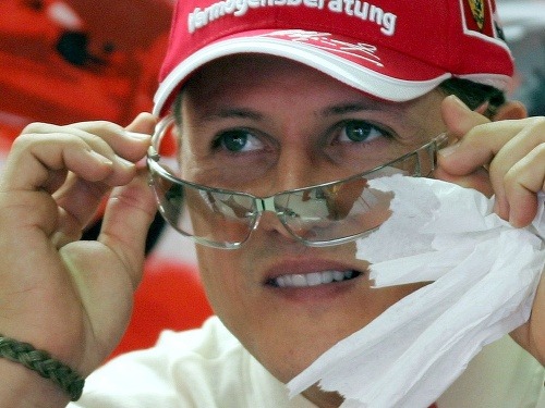 Michael Schumacher leží najnovšie v nemocnici so zápalom pľúc.