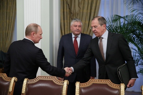 Vladimír Putin si podáva ruku so Sergejom Lavrovom