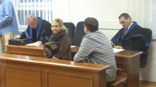 Zuzana Harculová dostala 12 rokov basy, Vlastimila Brédu (otočený chrbtom) senát oslobodil spod obžaloby