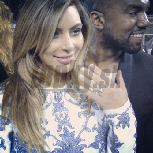 Euforická Kim Kardashian nadšene ukazuje prsteň pár minút po tom, čo ju Kanye West požiadal o ruku.