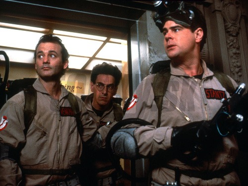 Bill Murray, Harold Ramis (v strede) a Dan Aykroyd vo filme Krotitelia duchov z roku 1984.