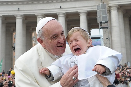 Pápež František pobozkal svoju zmenšeninu