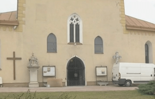 Spred tohto kostola v Sečovciach uniesli dvaja muži ženy (17,22) na nútenú prostitúciu do Anglicka