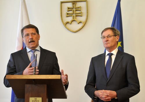 Pavol Paška a Pavol Hrušovský počas tlačovej konferencie o spoločnom návrhu ústavného zákona.