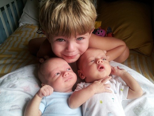 Elijah so svojimi bratmi-dvojičkami.