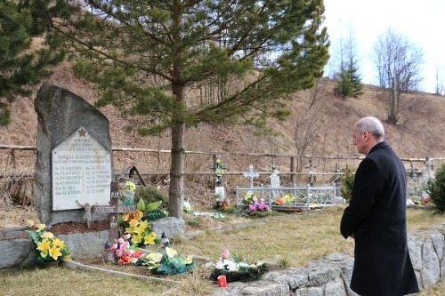 J. Čarnogurský na cintoríne v Lendaku