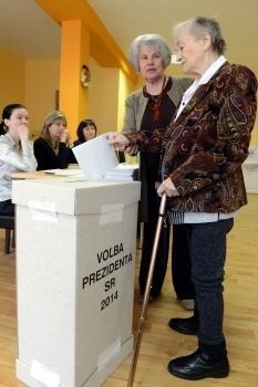 Na snímke volička vhadzuje hlasovací lístok do urny v prvom kole voľby prezidenta Slovenskej republiky vo volebnej miestnosti v Domove dôchodcov na Garbiarskej ulici v Košiciach