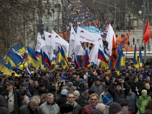 Rusi sa zišli, aby protestovali proti okupácii Krymu