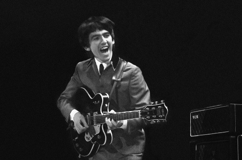 George Harrison s jeho známou čiernobielou gitarou.