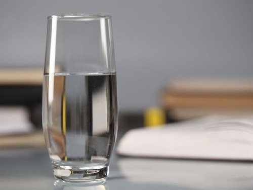 Voda z vás kilá neodplaví, pomôže len prijímanie menšieho množstva kalórií. 