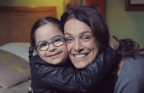 Dcérka s Downovým syndrómom objíma mamičku