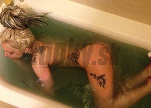 Potetovaná Lady Gaga si užíva kúpeľ po tom, čo sa nechala ovracať počas kontroverzného vystúpenia. O nahé telo sa podelila prostredníctvom svojej webstránky.