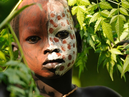 Surmovia svoje telo zdobia i farbami, Etiópia