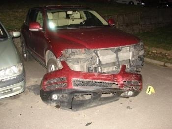 Opitý vodič nabúral v Handlovej do dvoch odparkovaných áut