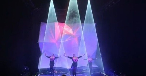 Tanečníčky v žiari laserovej šou