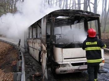 Piešťanskí hasiči likvidovali v stredu popoludní požiar autobusu.