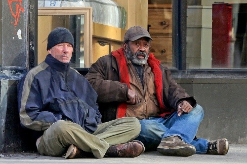 Richard Gere ako bezdomovec v chladných uliciach Veľkého jablka.