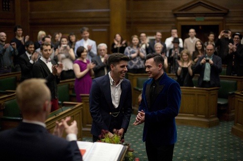 Prvé svadby homosexuálnych párov vo Veľkej Británii