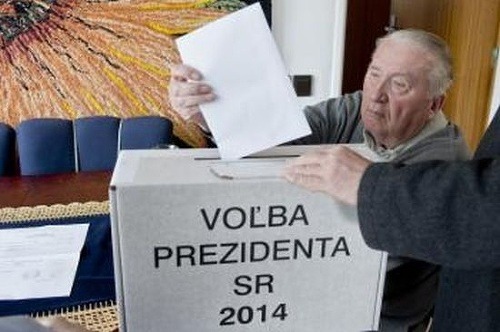 Michal Kováč vhadzuje volebný lístok do prenosnej volebnej urny