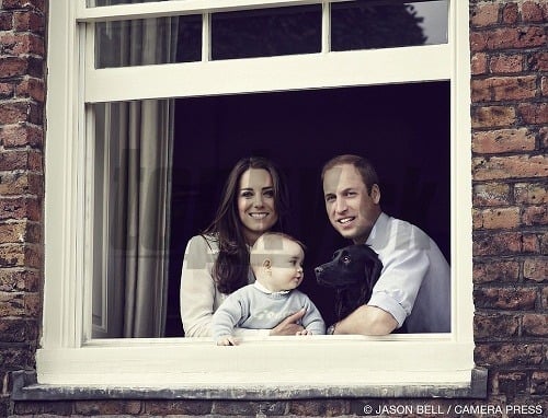 Kate Middleton a Princ William zverejnili nový kráľovský portrét s 8-mesačným Princom Georgeom a rodinným psom Lupom.